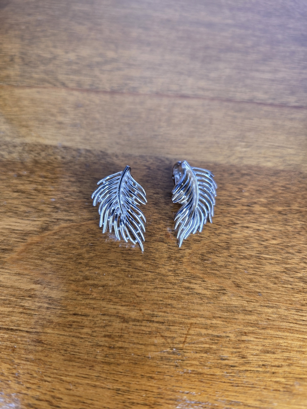 Vintage Crown Trifari Silver-tone  Leaf Feather Clip On Earrings